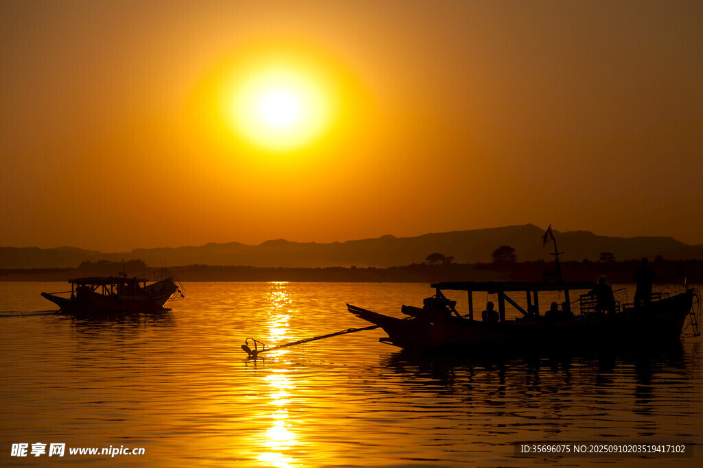 夕陽(yáng)下的水面船只美景