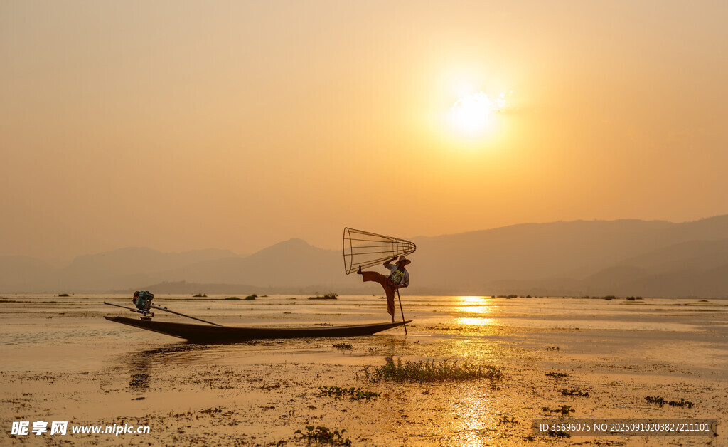 夕陽下的孤舟美景