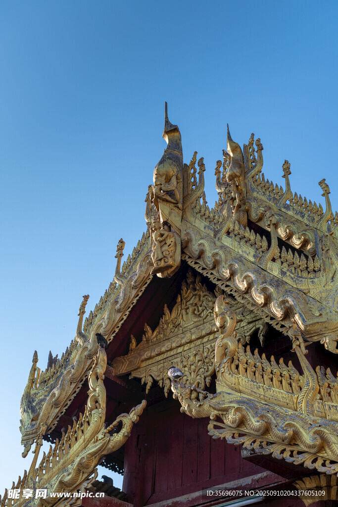 華麗金頂寺廟建筑一角