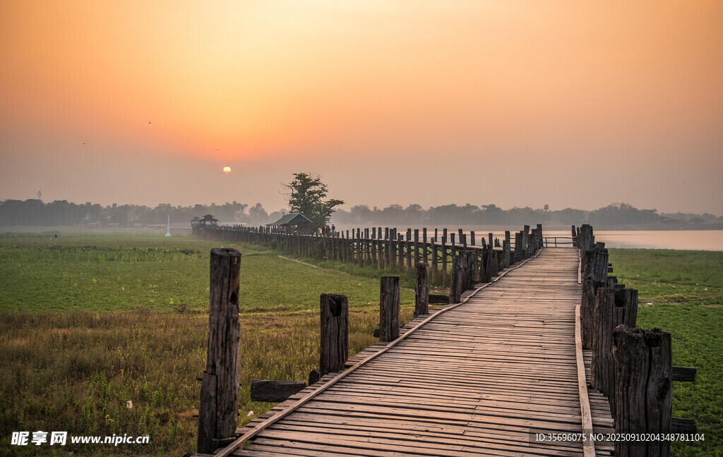 夕陽下的木棧道美景
