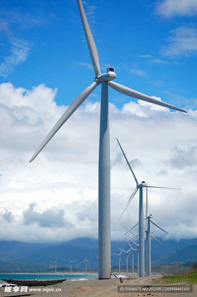 海邊風(fēng)力發(fā)電機(jī)組景觀