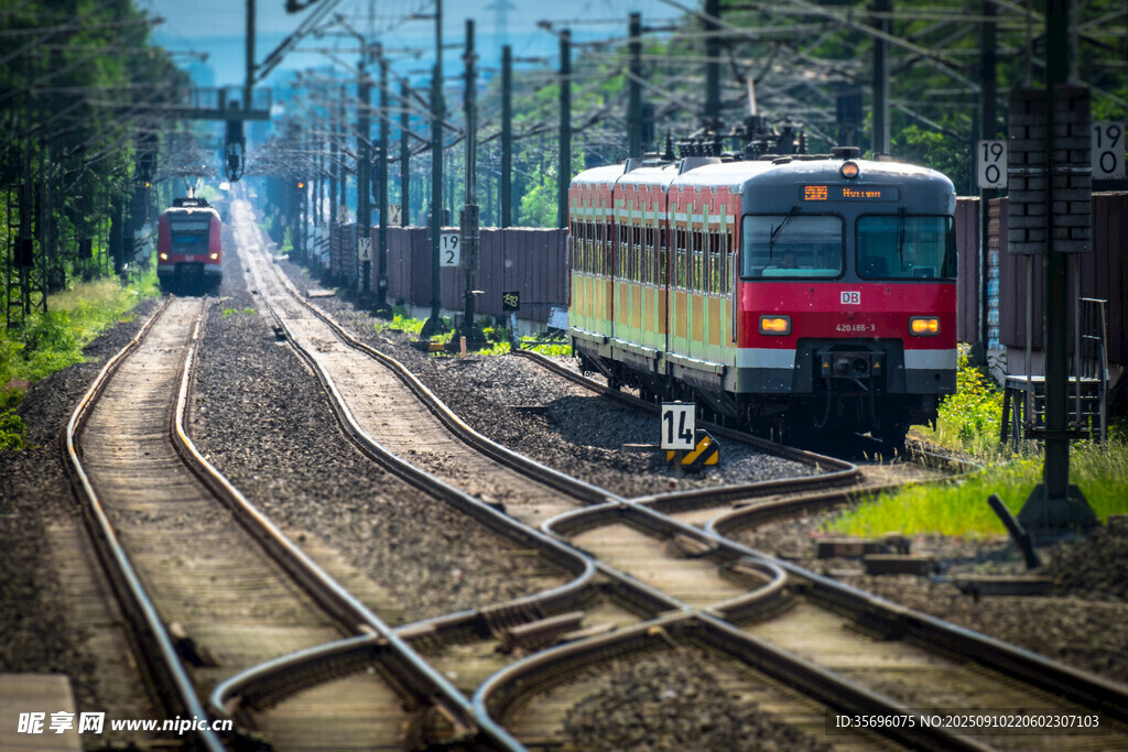 鐵軌上行駛的紅色列車