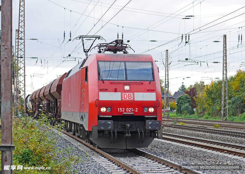 紅色電力機(jī)車行駛在鐵軌上