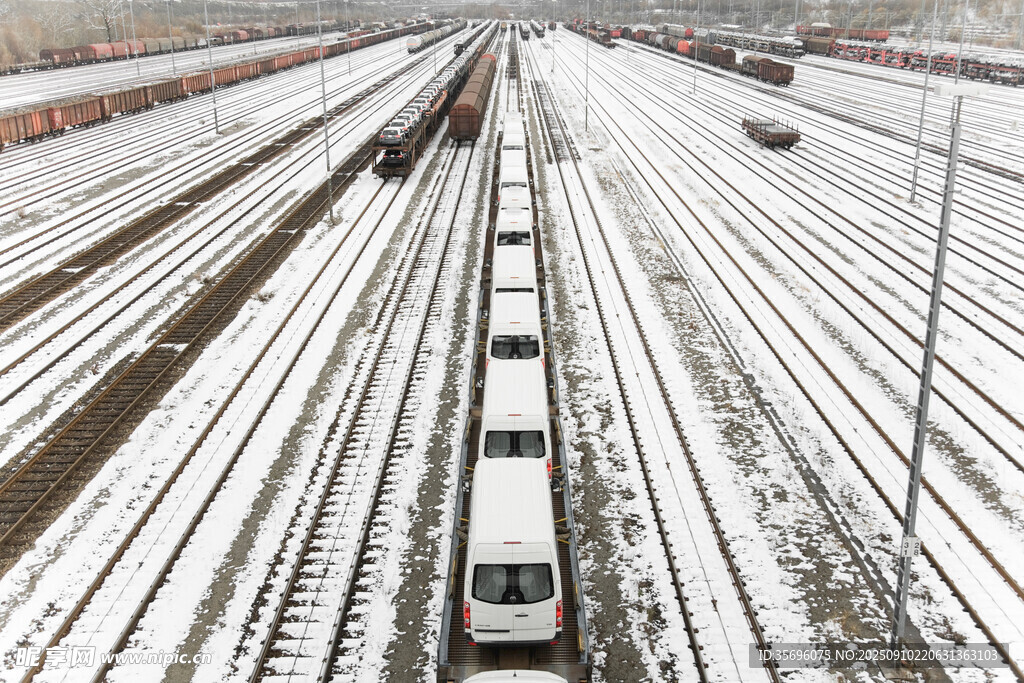 雪后鐵軌上的行駛列車