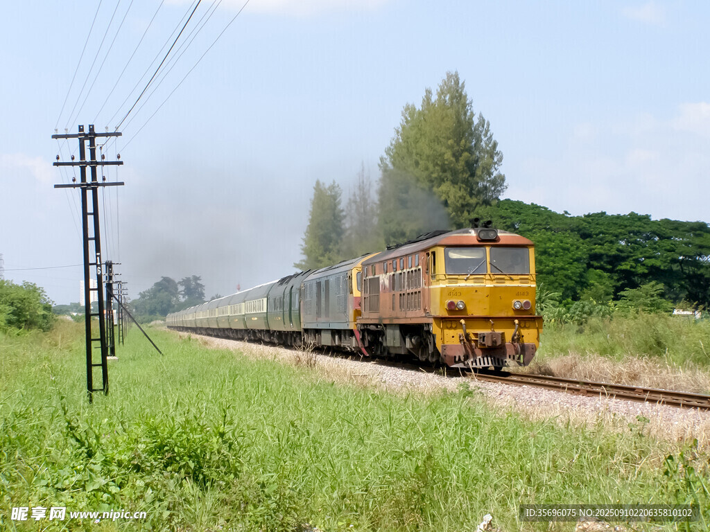 田野間行駛的一列貨運(yùn)火車