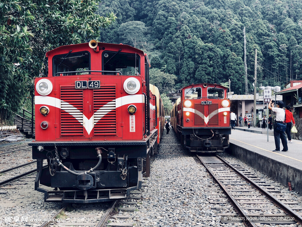 紅色火車?？吭阼F軌旁