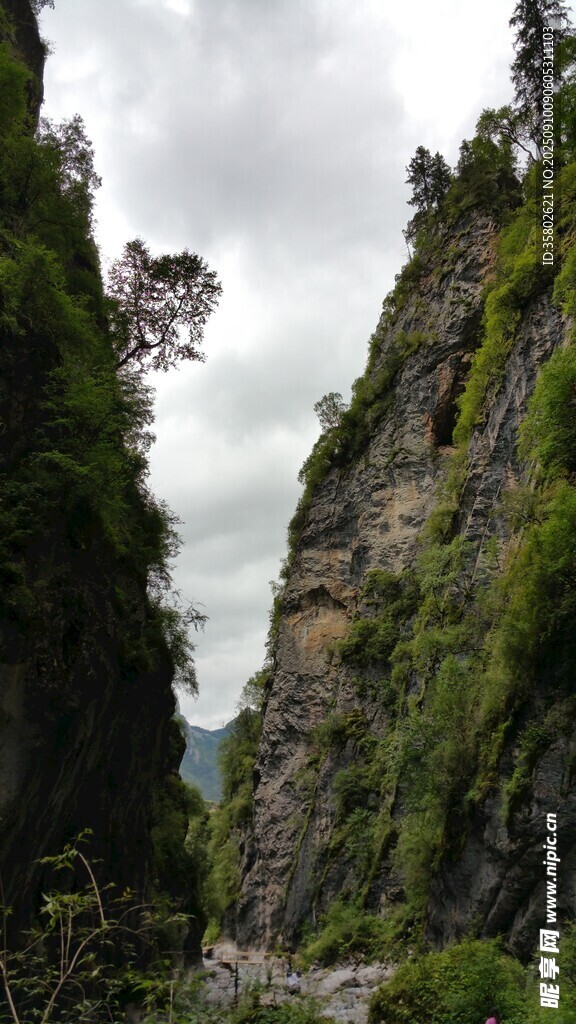 山間峽谷美景