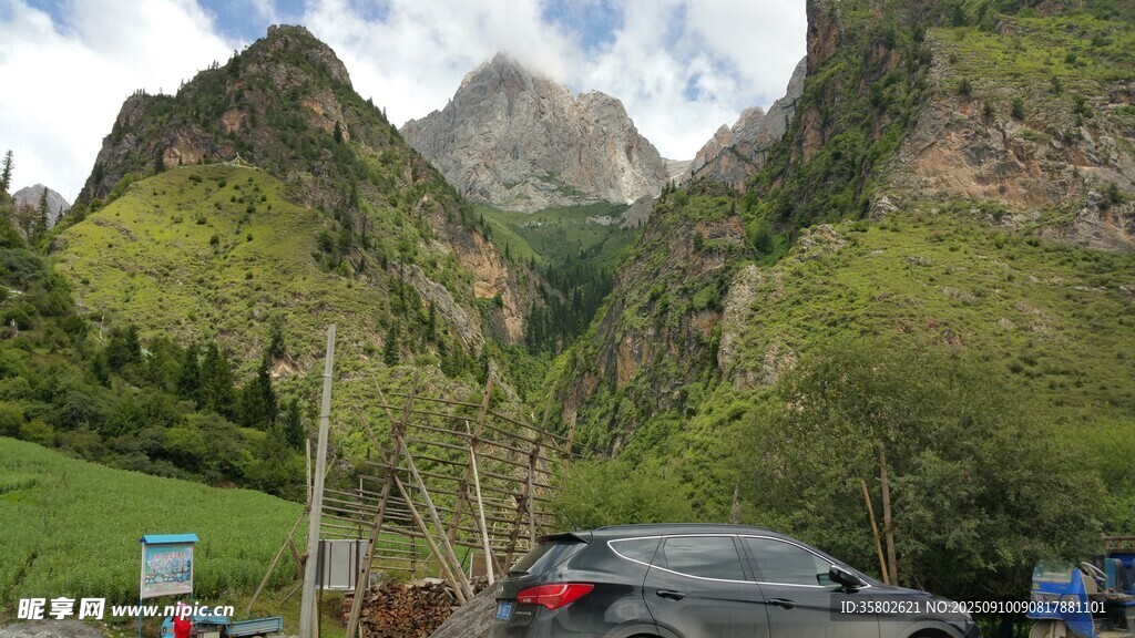 山間停車處的秀麗風(fēng)景
