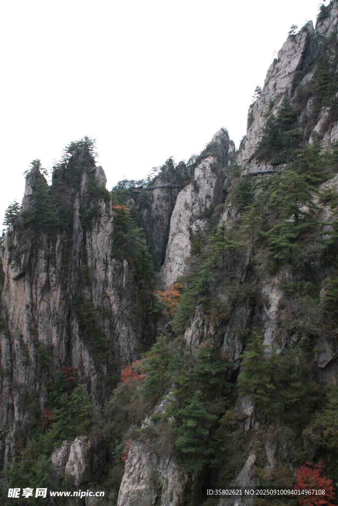 奇峰林立的壯麗山景