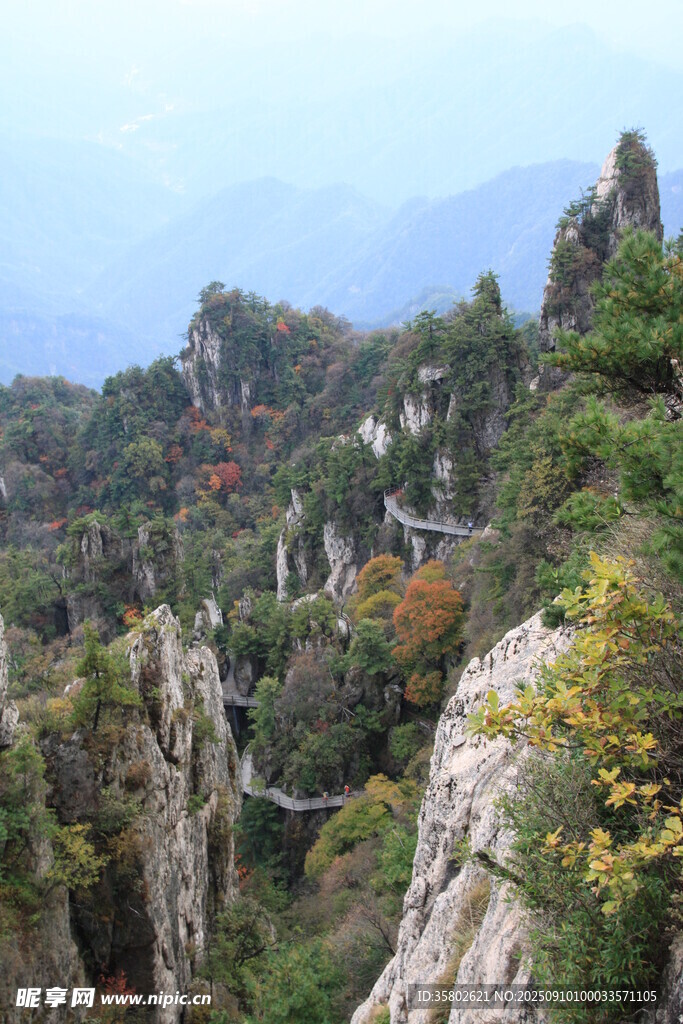 秋日奇峰峻嶺壯麗景色