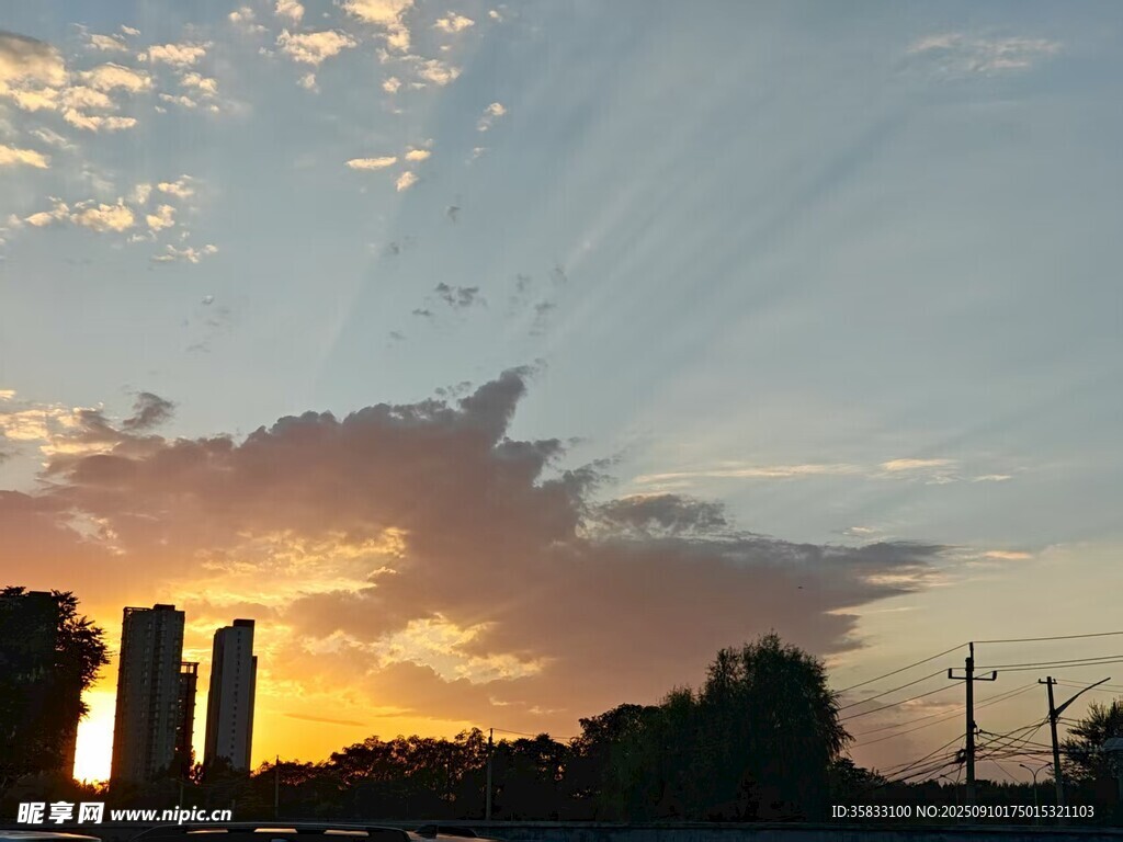 夕陽(yáng)余暉下的城市天際線景觀