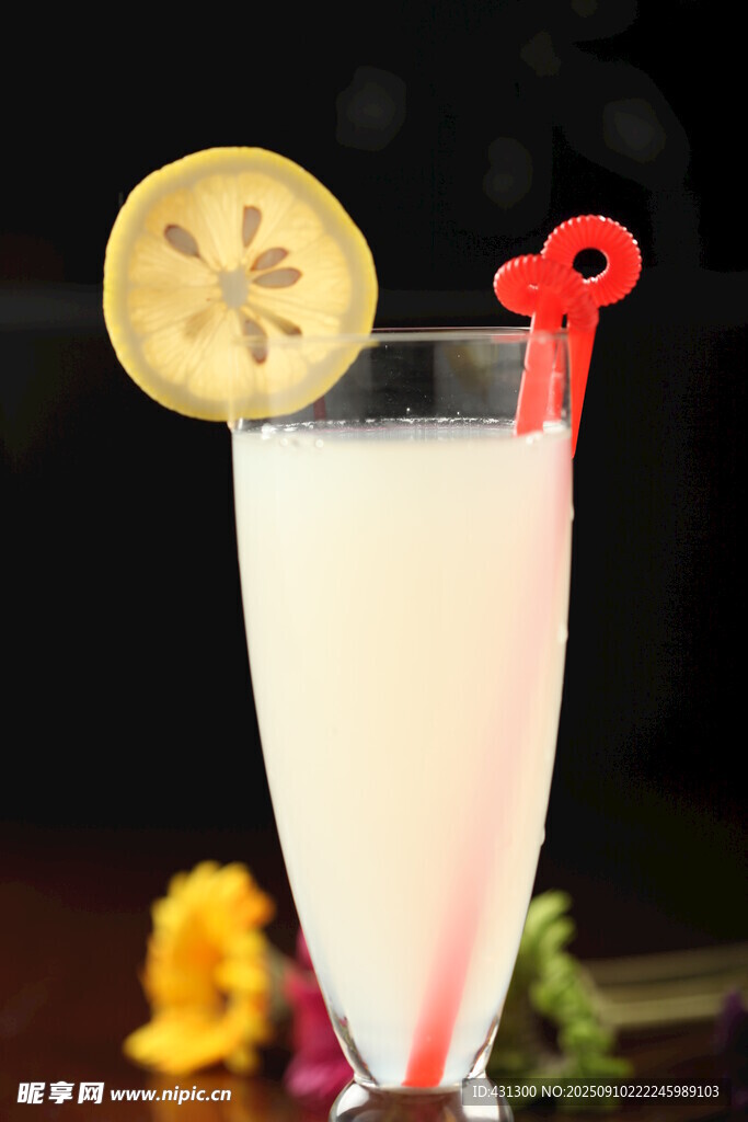 檸檬裝飾的美味奶昔飲品