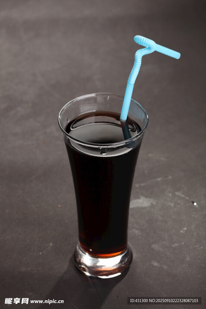 玻璃杯中的深色飲料