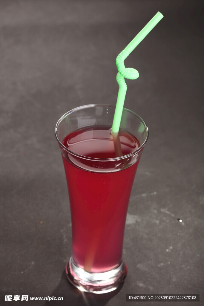 紅色果汁配綠色吸管