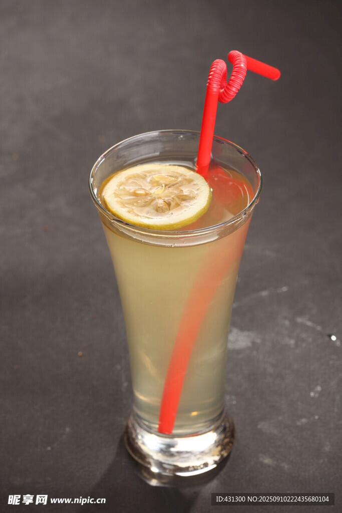檸檬飲品配紅吸管