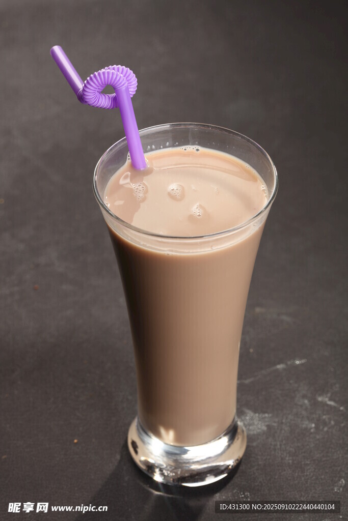巧克力奶昔飲品紫色吸管