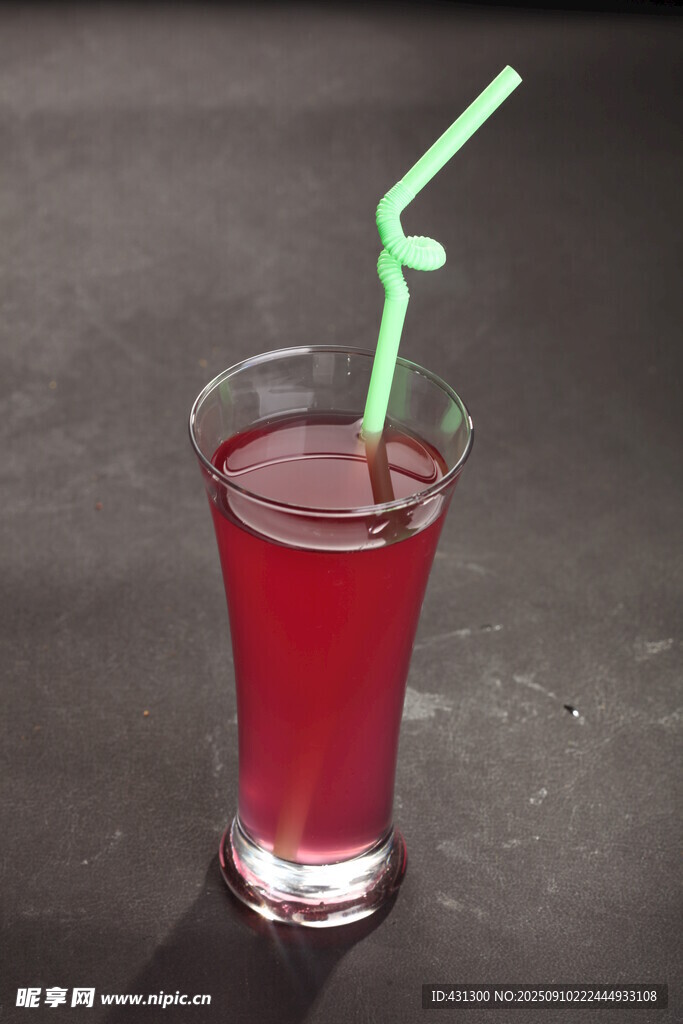 紅色果汁配綠色吸管