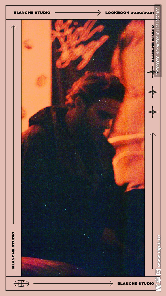 暗光下的沉思男子