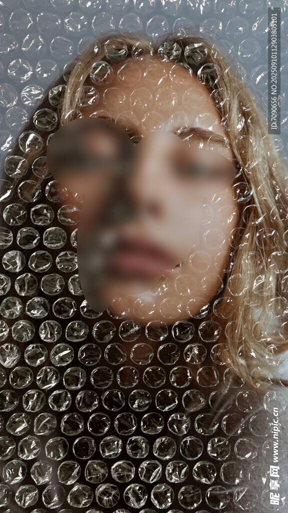 透過氣泡膜的女性面容