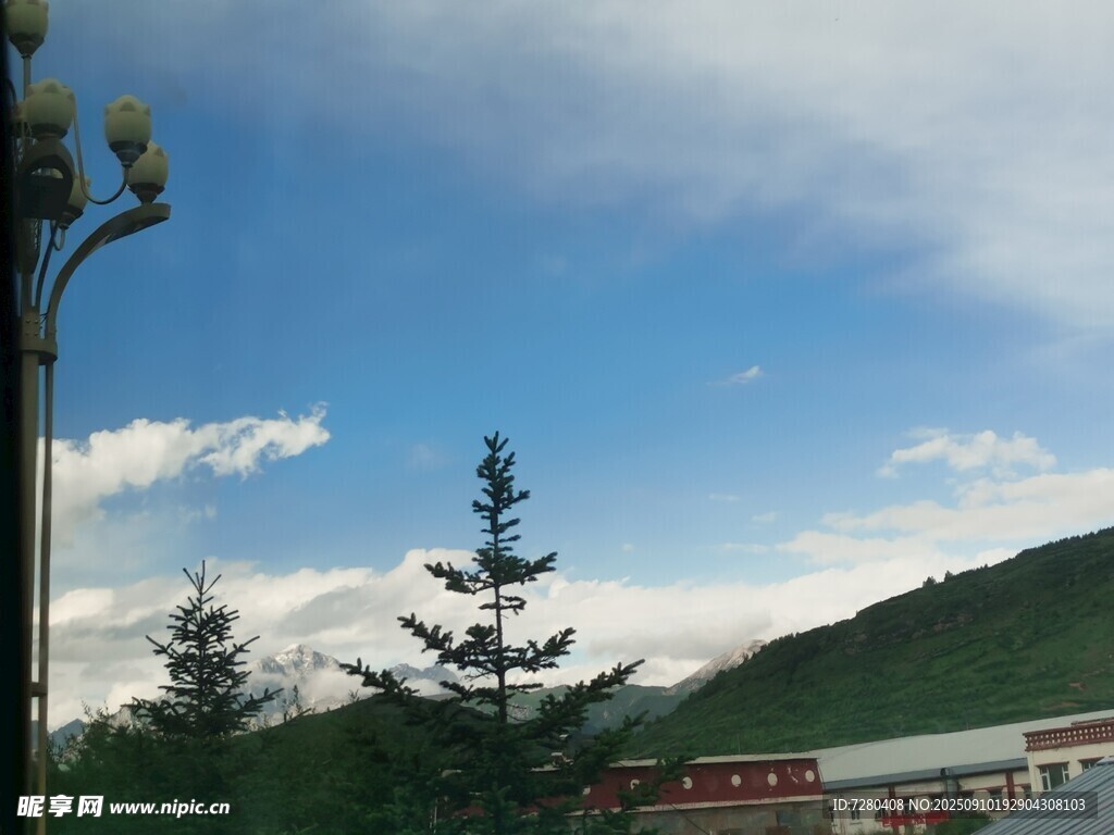 藍(lán)天綠樹(shù)旁的建筑風(fēng)景