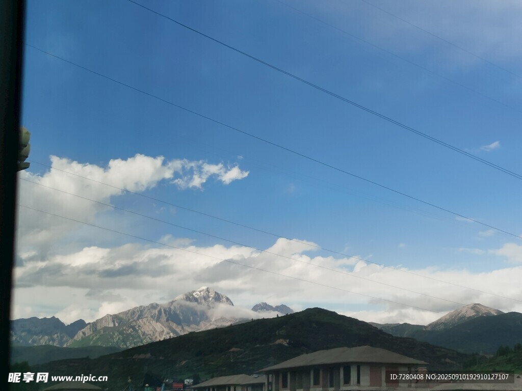 藍(lán)天白云下的山間建筑