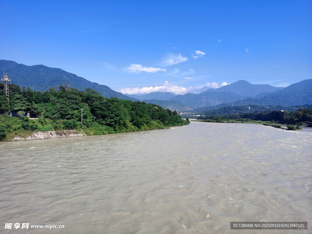 寬闊河流與遠處山巒景觀