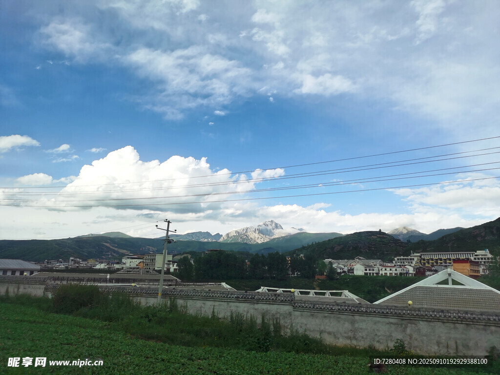 藍(lán)天白云下的鄉(xiāng)村景致