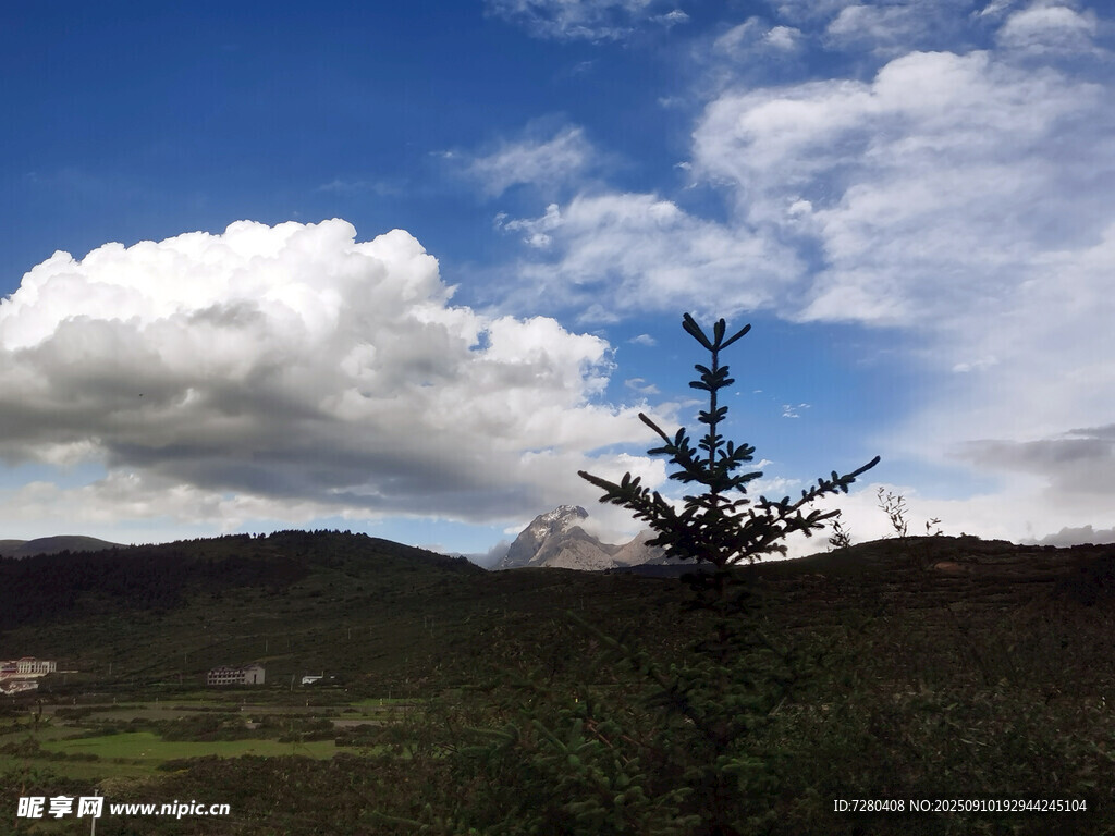 藍(lán)天白云下的山林景致