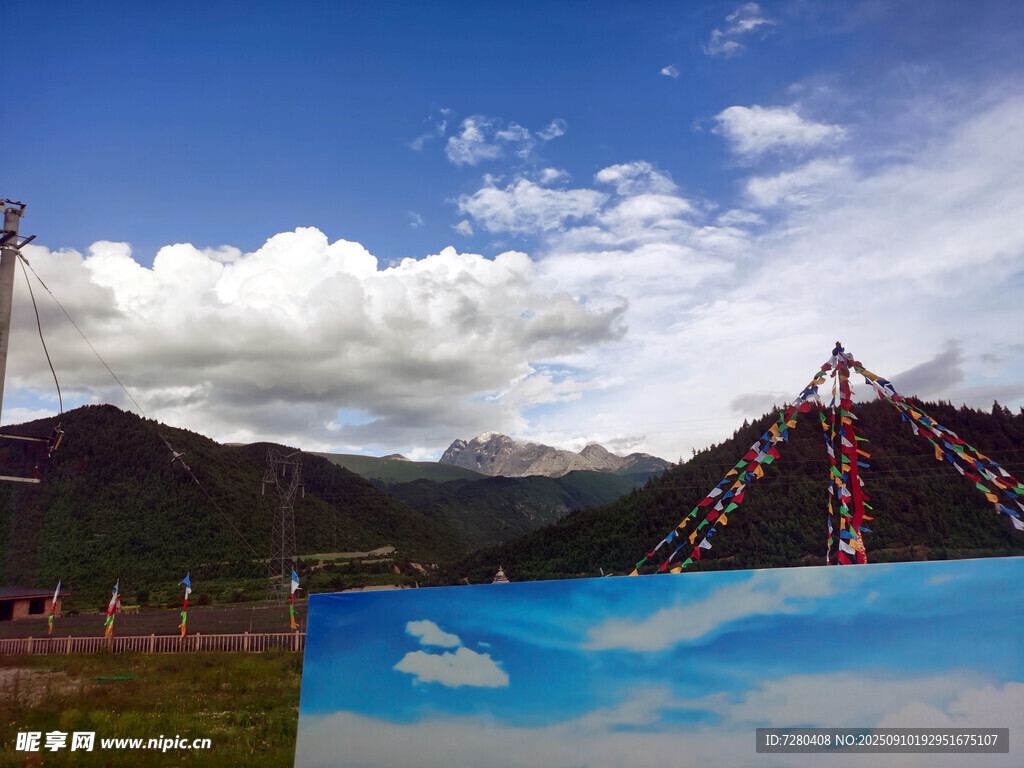 藏區(qū)風(fēng)光與經(jīng)幡景觀