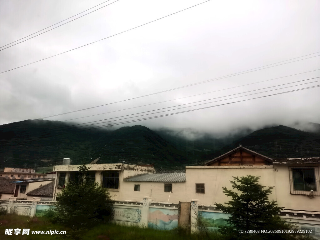 山間云霧下的建筑風(fēng)景