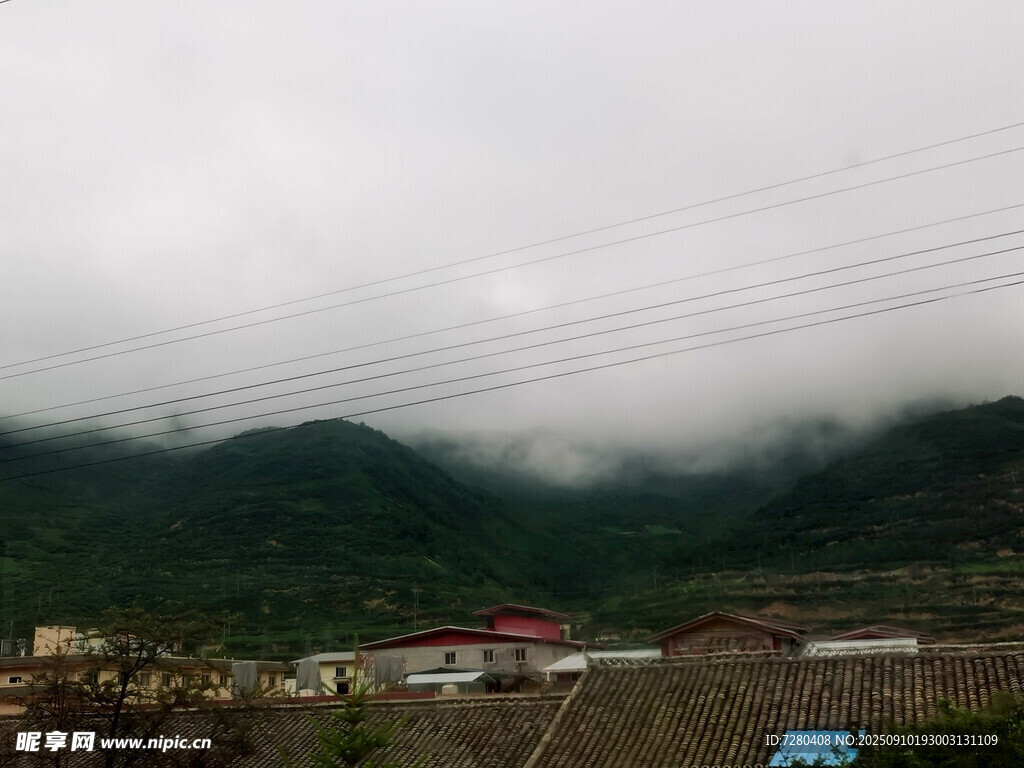 云霧繚繞的山間村落