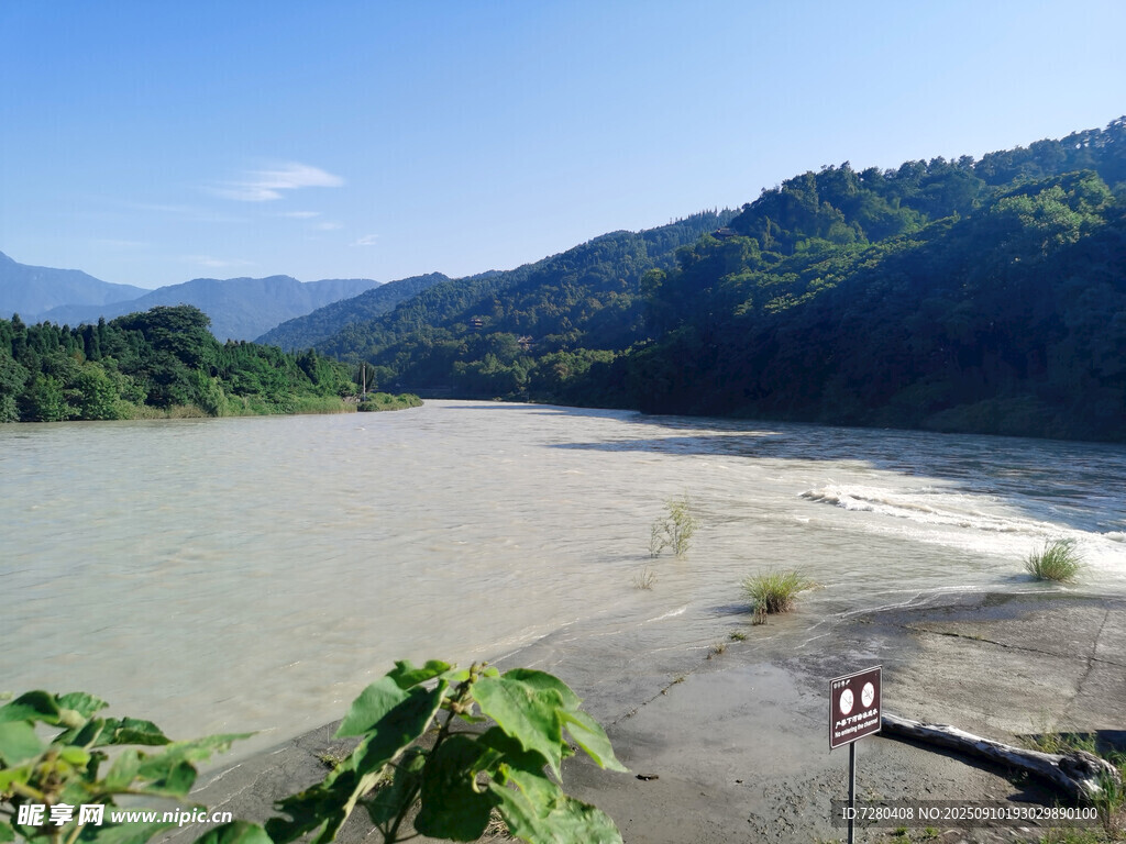 河畔青山綠水自然風(fēng)光