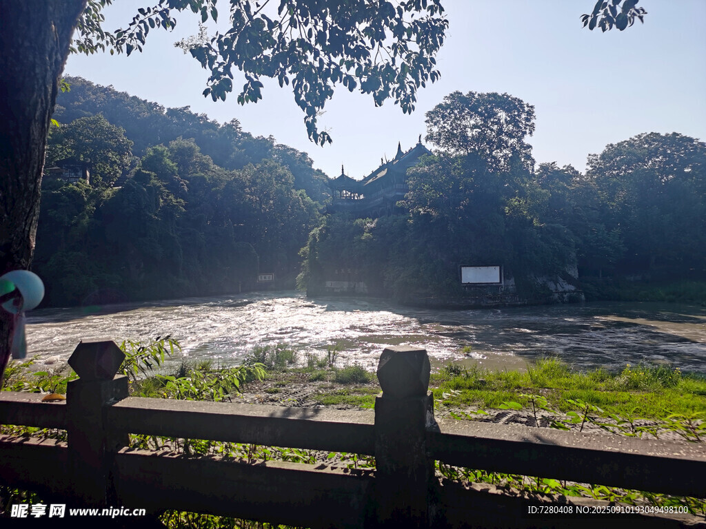 山林間的開闊草地與圍欄