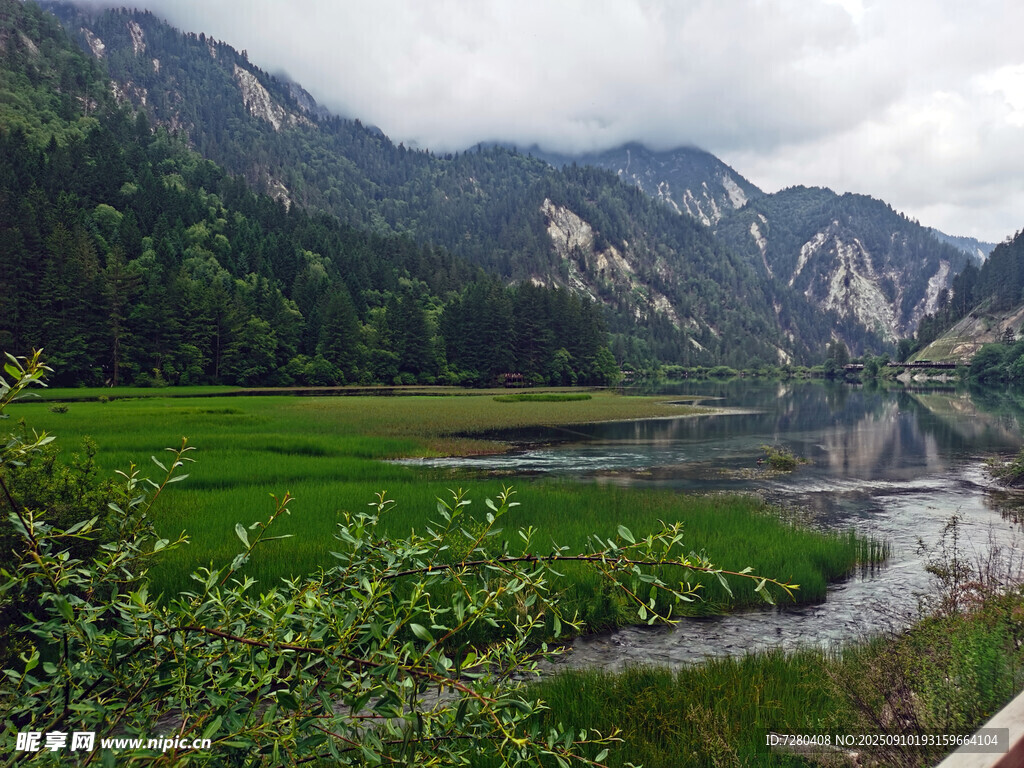 山間湖畔美景