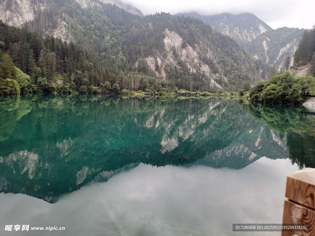 碧綠湖水映青山美景