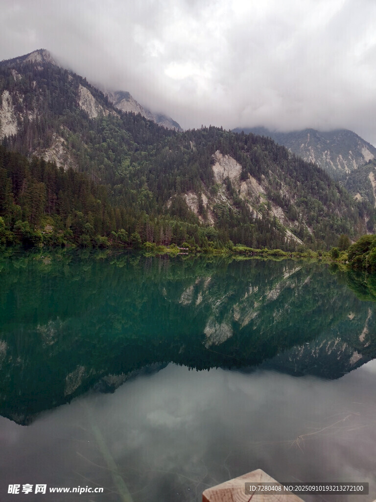 山間碧綠湖水靜謐美景