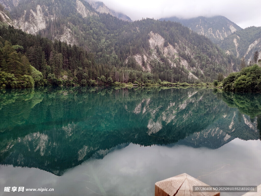 山間碧綠湖水靜謐美景