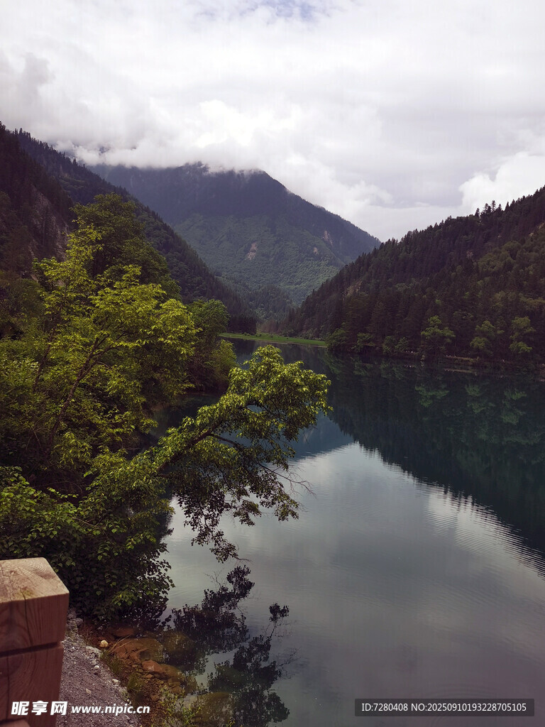 山間靜謐湖水綠意盎然