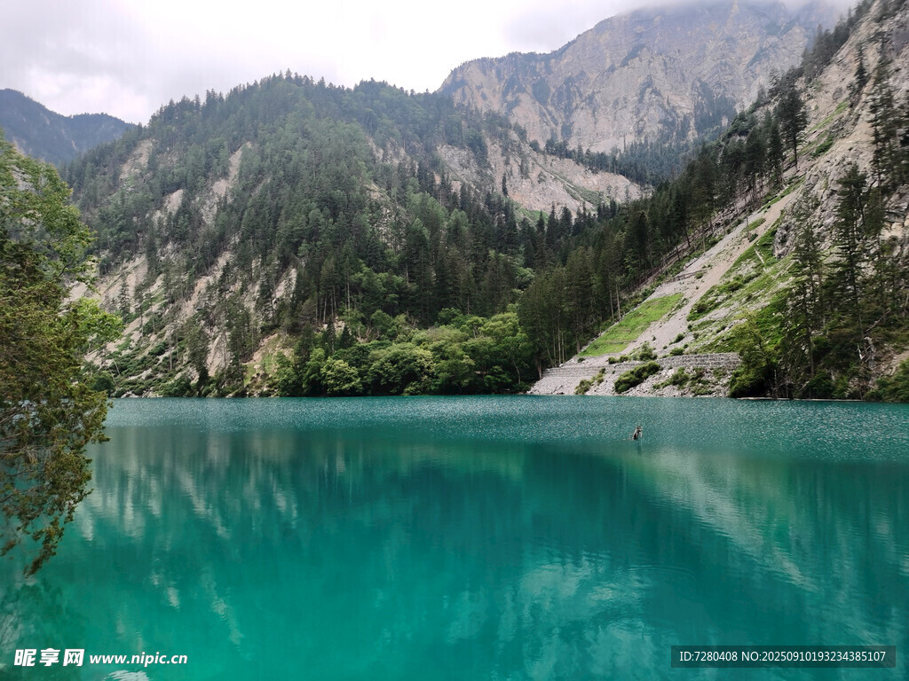 高山間的碧綠澄澈湖泊