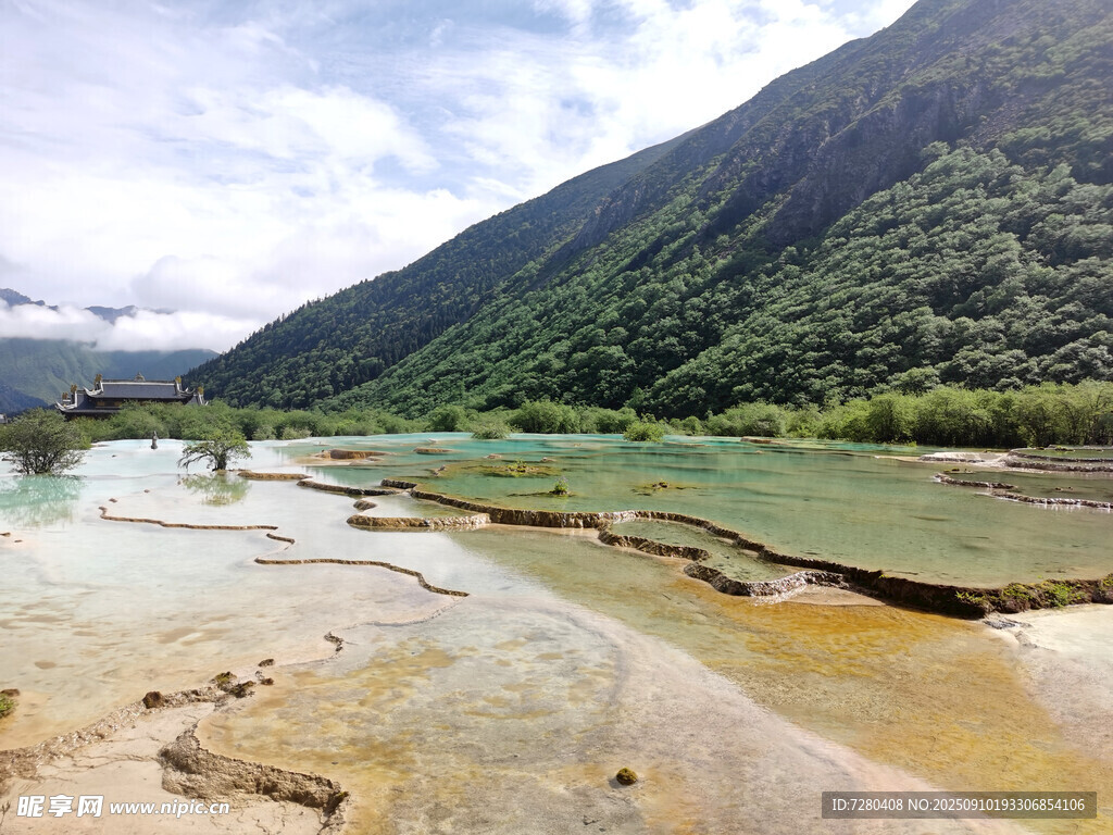 山間多彩水域自然美景