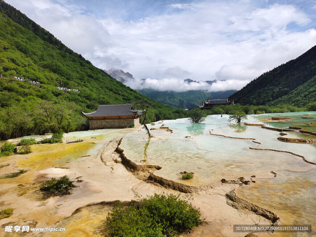 五彩斑斕的山間溫泉景觀