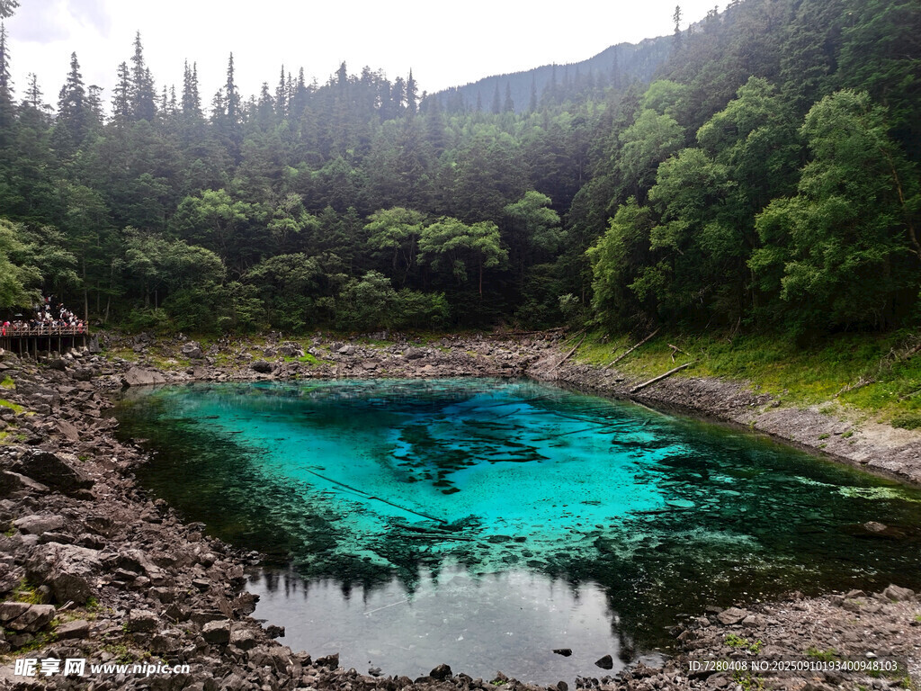 山間幽藍(lán)清澈的靜謐湖泊