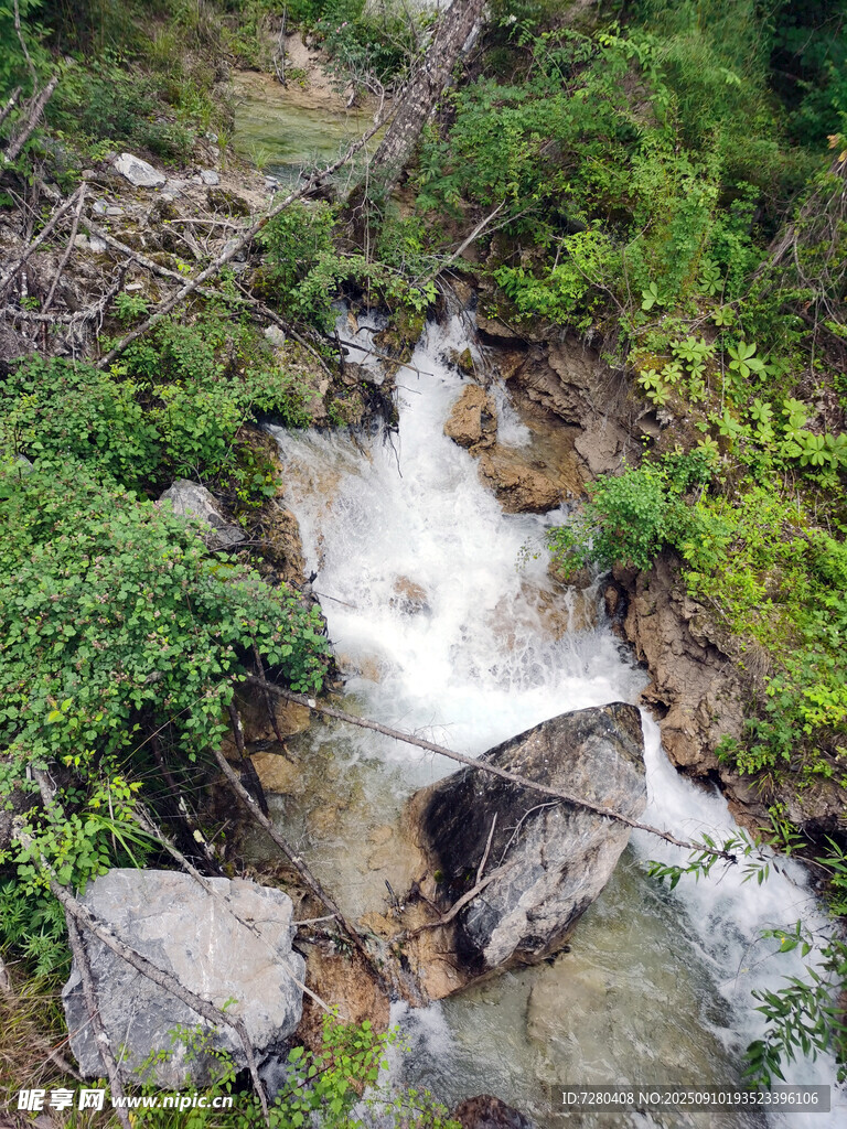 山間溪流潺潺
