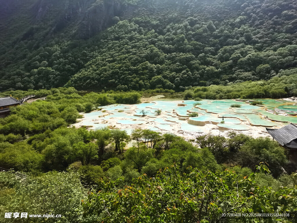 山間翠綠環(huán)繞的斑斕水域