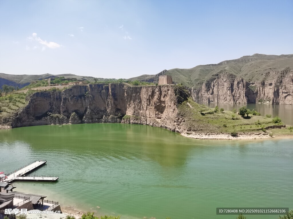 青山綠水間的寧?kù)o湖泊