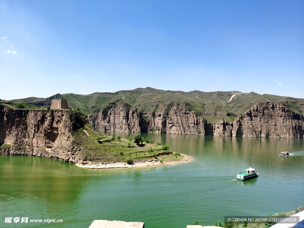 壯麗山水間的靜謐湖泊