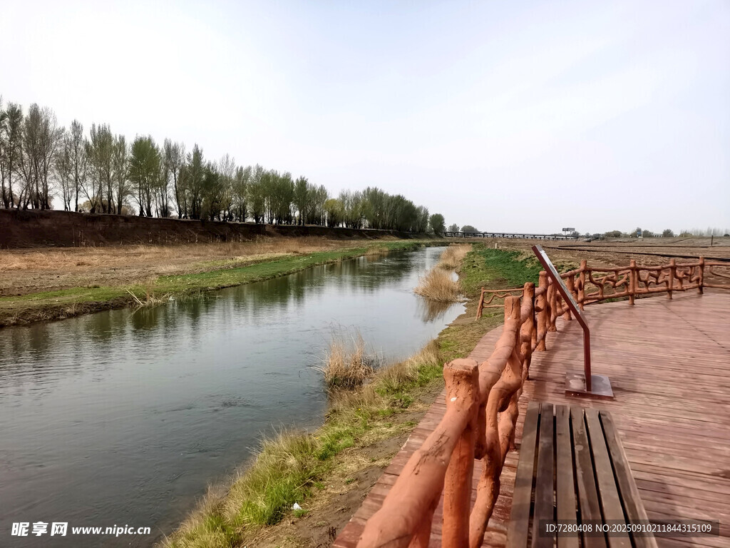 河畔木質(zhì)棧道風(fēng)景