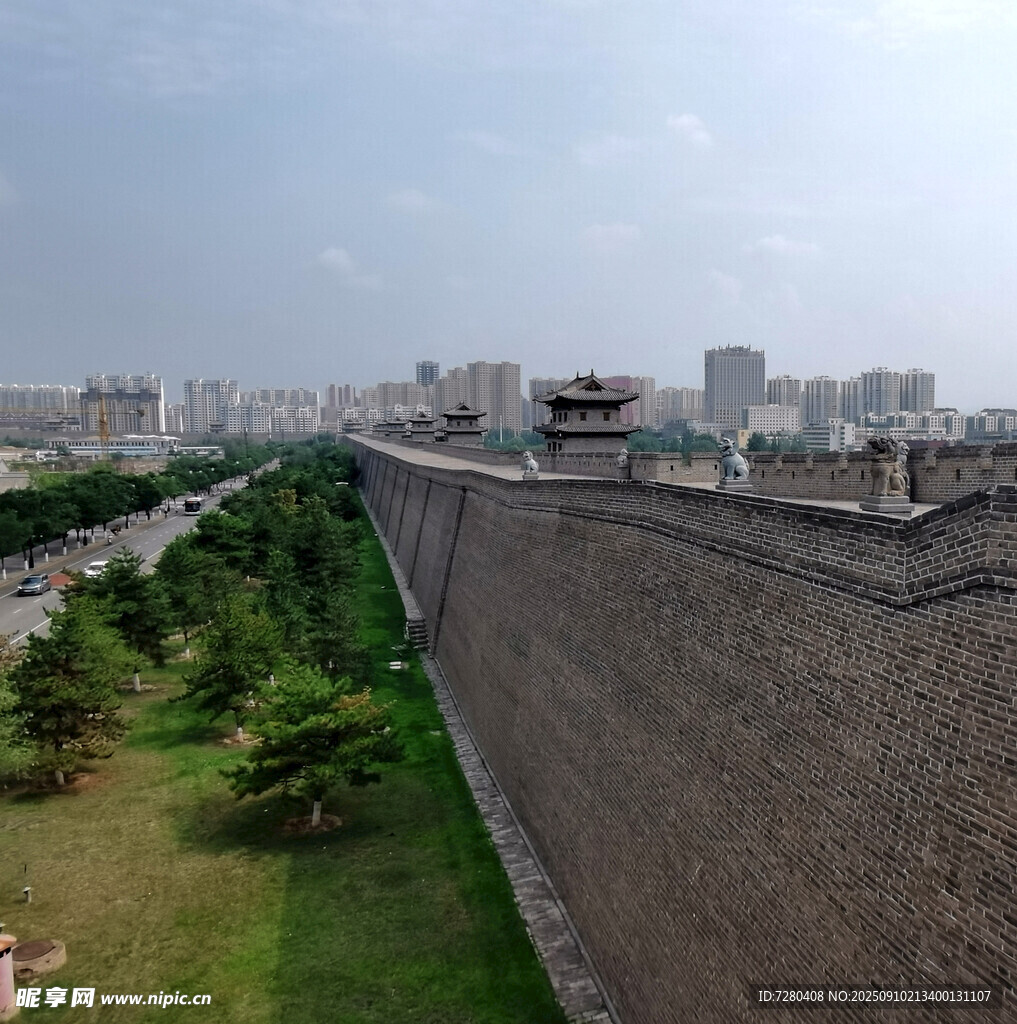 俯瞰古老城墻與城市景觀