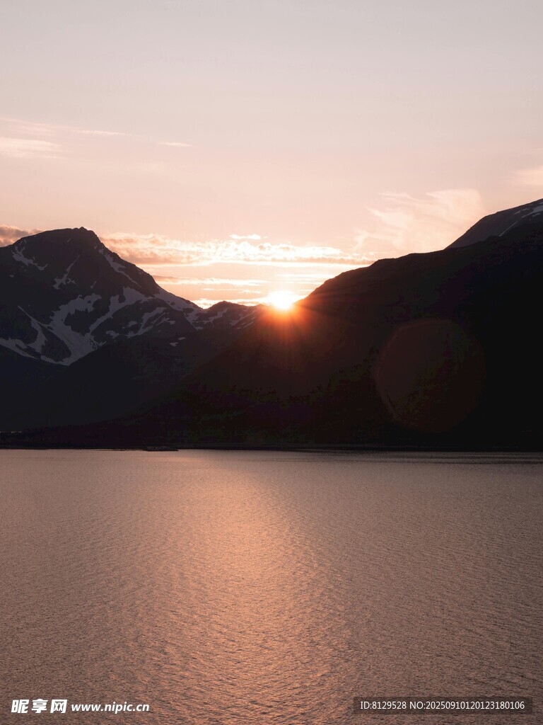 夕陽下的山水湖景