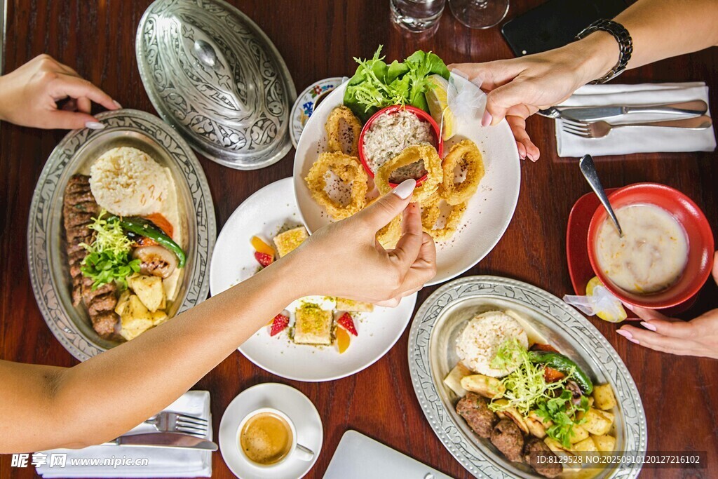 多人共享豐盛美食時(shí)刻